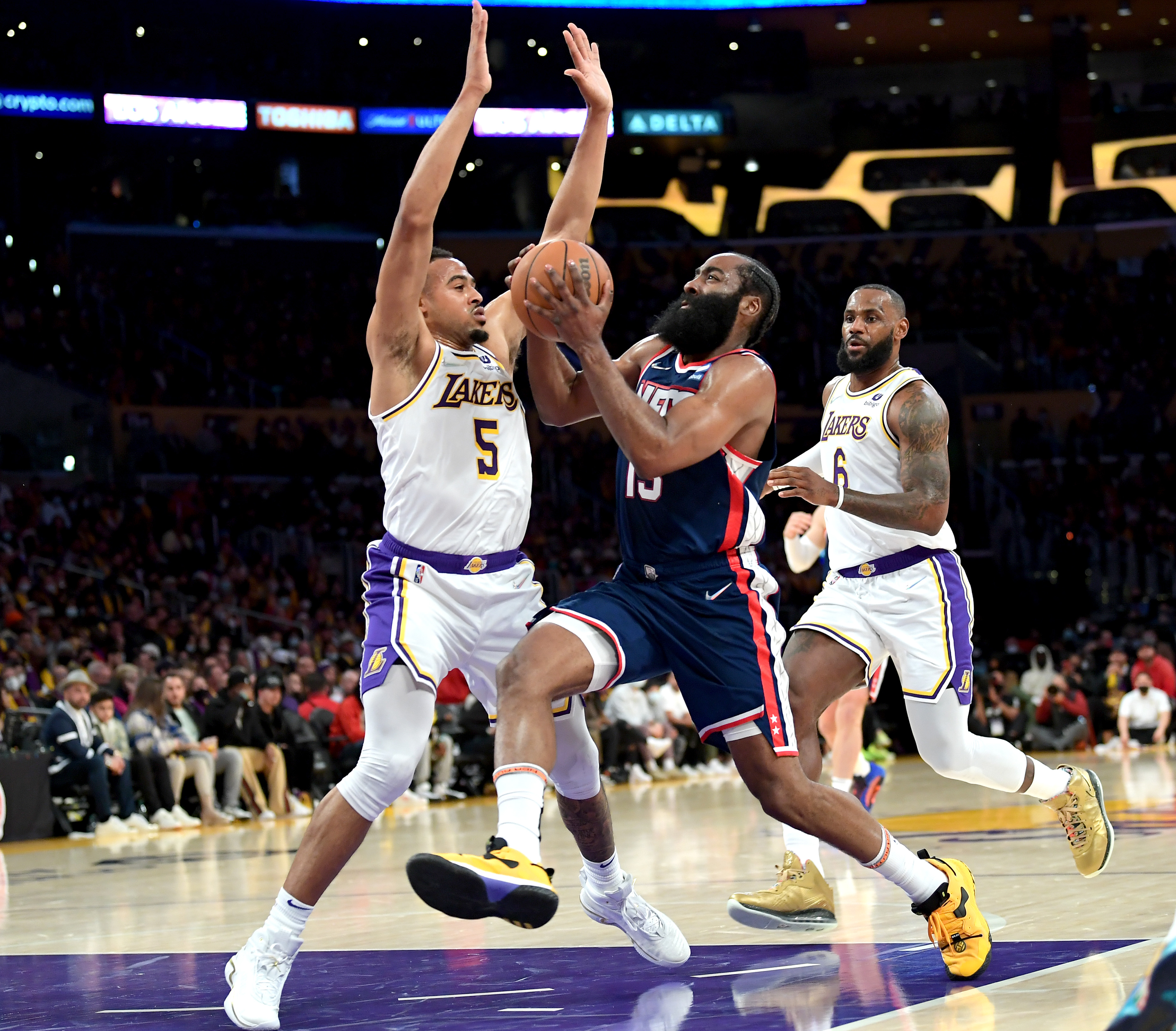 詹姆斯在篮网比赛中突破纪录，惊险取胜引发热议！